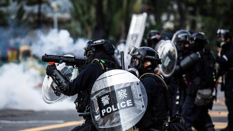 Polícia dispara gás lacrimogêneo para dispersar manifestantes no distrito de Sha Tin, em Hong Kong - Isaac Lawrence/AFP