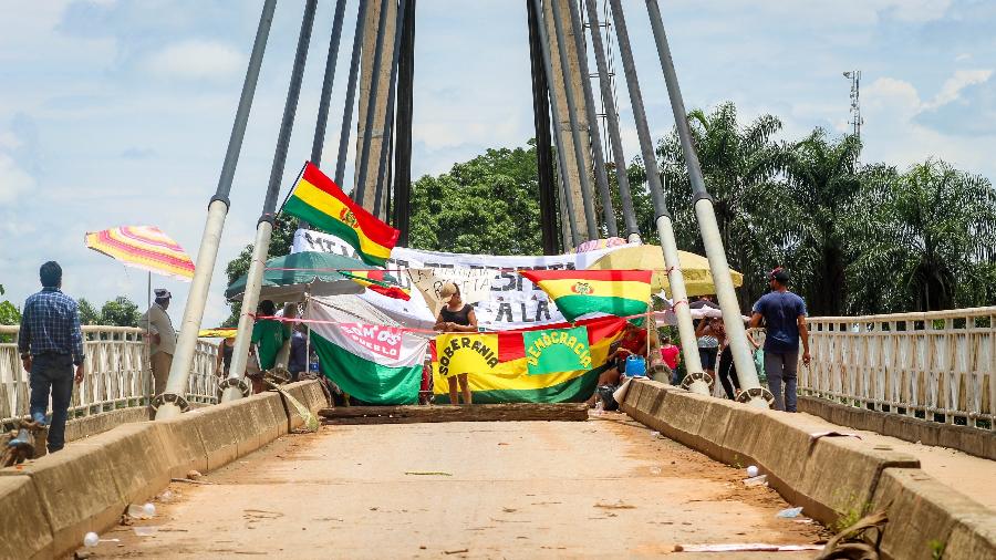 Ponte da Amizade, que liga Brasiléia (AC), interditada do lado boliviano, em Cobija, por militantes do movimento que reinvindicava a anulação das eleições - Raylanderson Frota / Cedida ao UOL