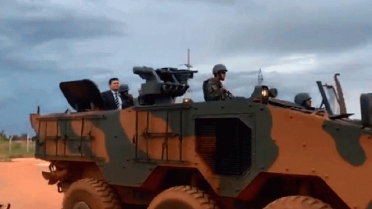 Moro sobre tanque do Exército em Brasília - Reprodução do Twitter