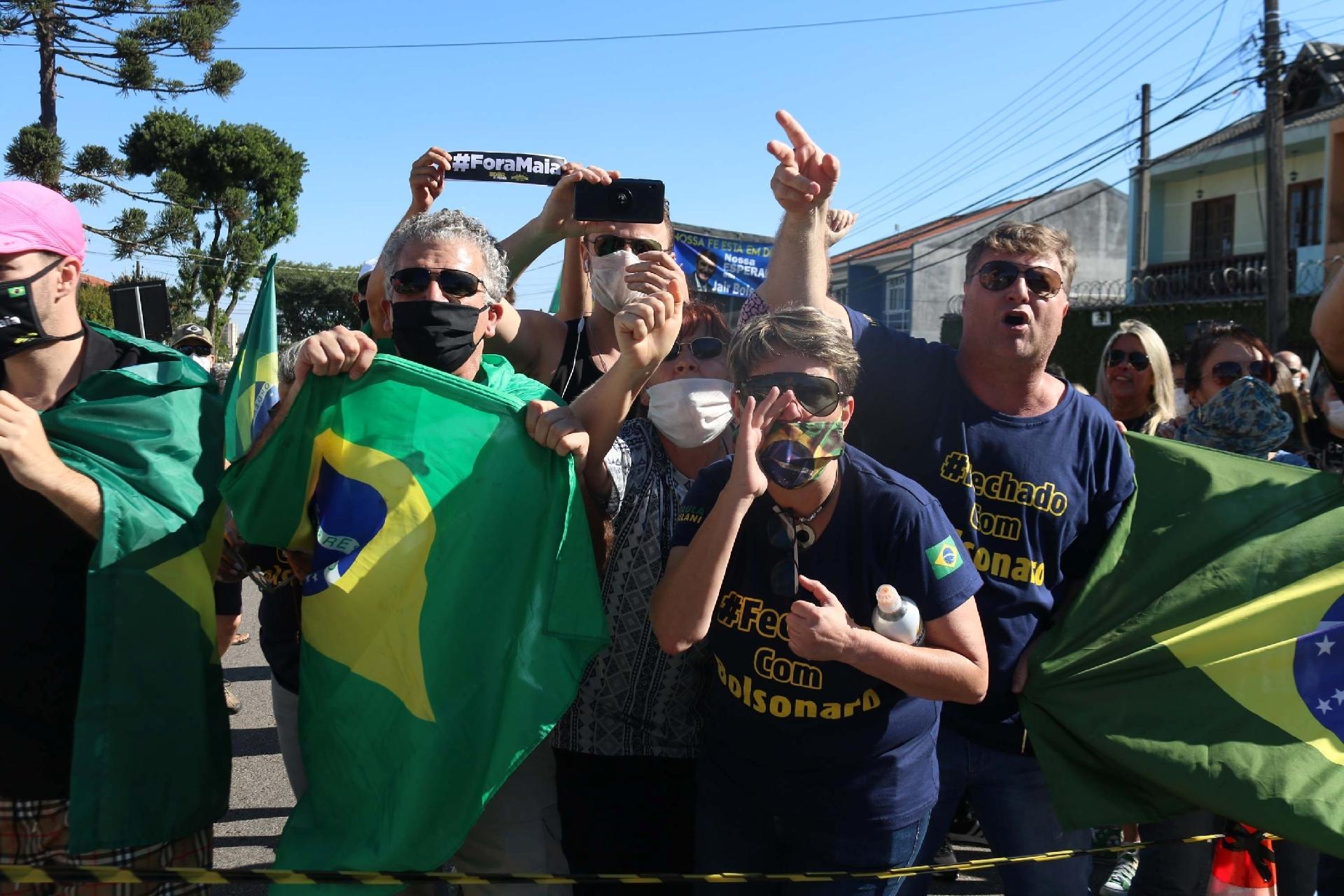 Apoiadores de Sérgio Moro e Jair Bolsonaro protestam durante depoimento do ex-ministro na PF de Curitiba - Eduardo Matysiak/Futura Press/Estadão Conteúdo