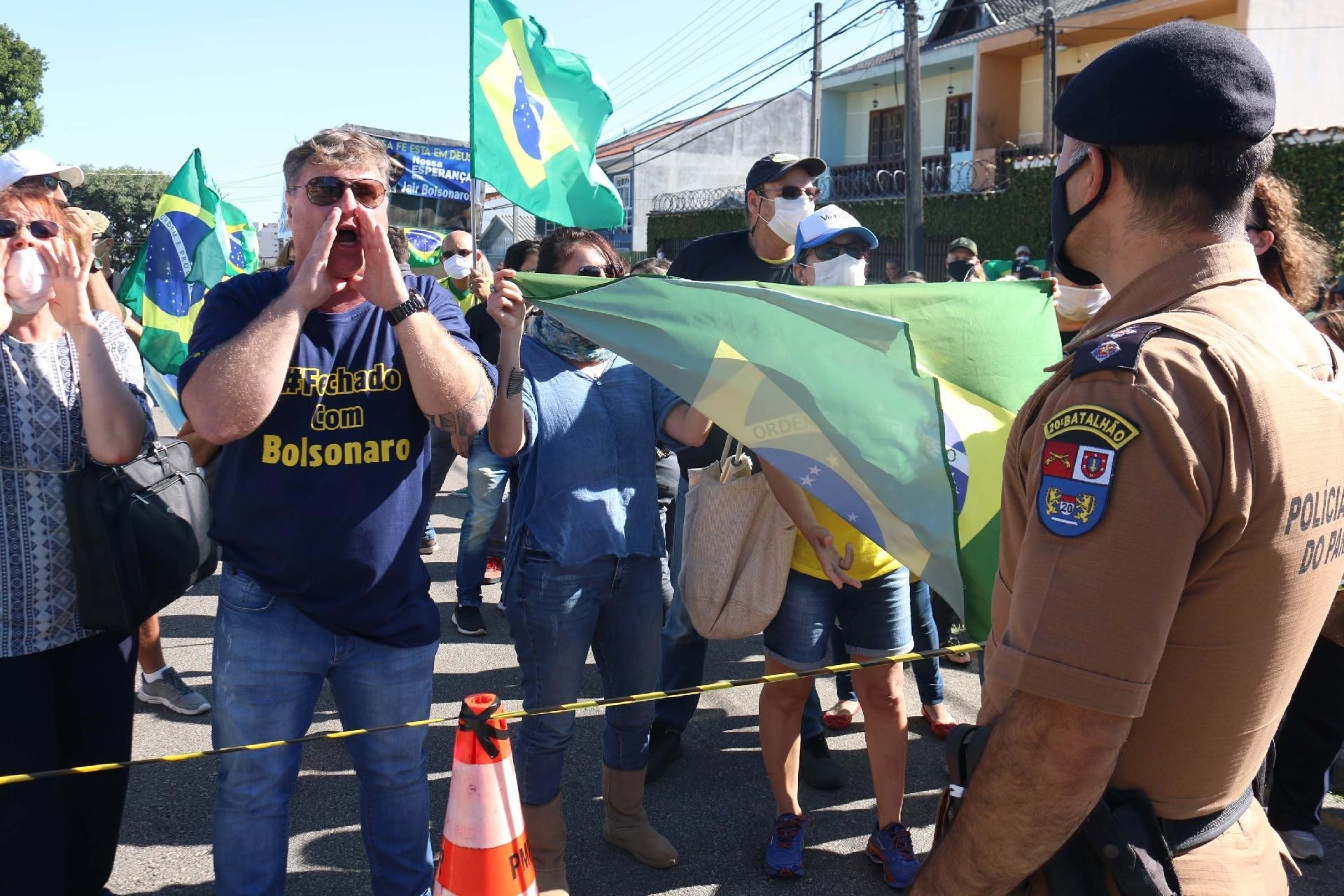 Apoiadores de Sérgio Moro e Jair Bolsonaro protestam durante depoimento do ex-ministro na PF de Curitiba - Eduardo Matysiak/Futura Press/Estadão Conteúdo
