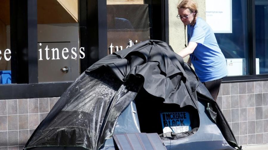 Barraca de uma pessoa em situação de rua na Califórnia, EUA - MediaNews Group/East Bay Times v/MediaNews Group via Getty Images