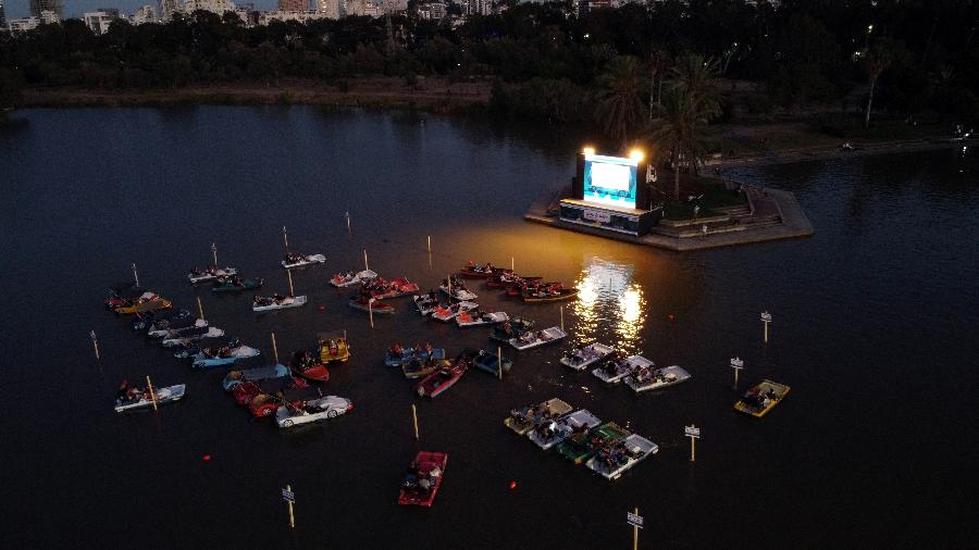 Israel inaugura cinema flutuante para exibição segura em meio ao coronavírus, em Tel Aviv - AMMAR AWAD