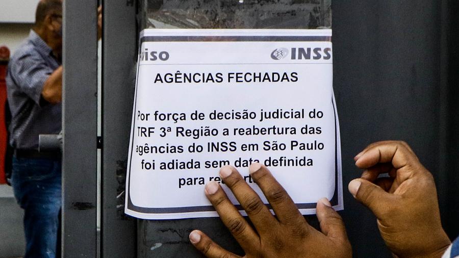Segurados foram surpreendidos na manhã de hoje ao encontrar as agências do INSS fechadas em SP - Aloísio Maurício/Fotoarena/Estadão Conteúdo
