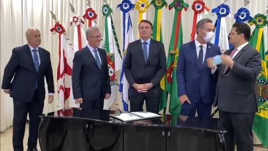 Bolsonaro assina MP que isenta consumidores do Amapá da conta de luz - Reprodução/Divulgação 