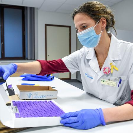 Bélgica: As primeiras doses da vacinas Pfizer/BioNTech são descongeladas no hospital Gasthuisberg - POOL/BELGA