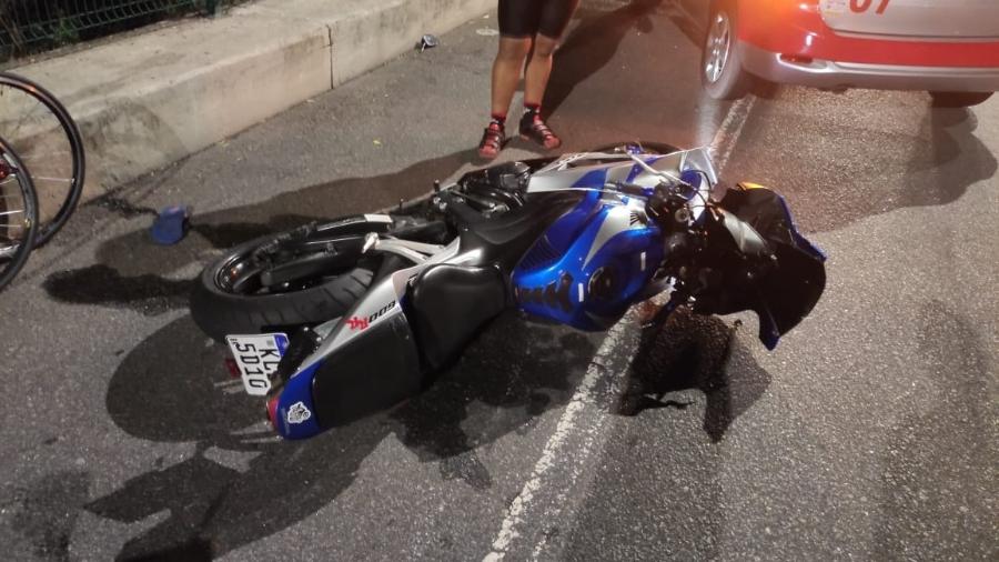 Motociclistas tentam desviar de blitz e atropelam ciclistas na Via Mangue, em Recife - Divulgação