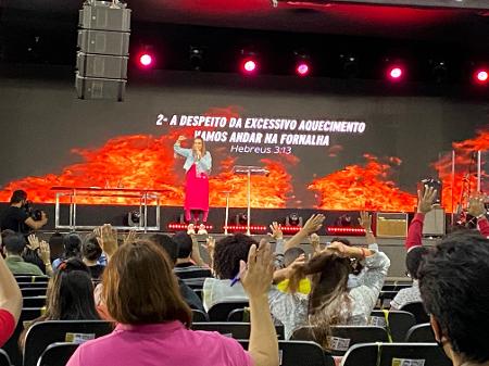 Sem máscara, Bispa Sônia Hernandes ministra culto na Renascer - Anahi Martinho/UOL