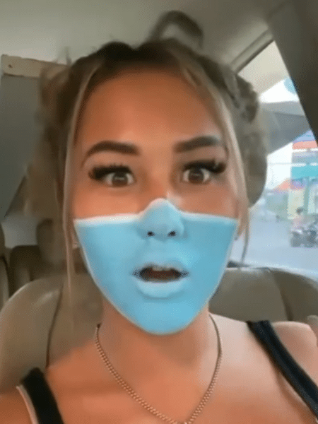 Russa pintou uma máscara no rosto para burlar o uso do item obrigatório - Reprodução/YouTube/Mirah Official