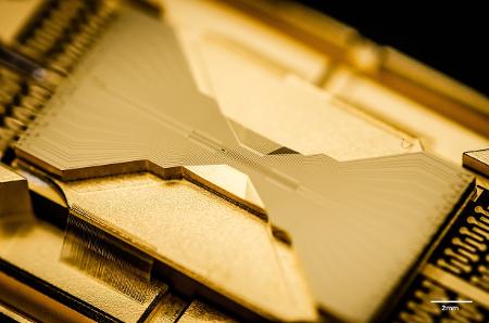 IonQ apresenta a geração mais recente de sua armadilha iônica, estrutura empregada na computação quântica - Kai Hudek/ IonQ - Kai Hudek/ IonQ