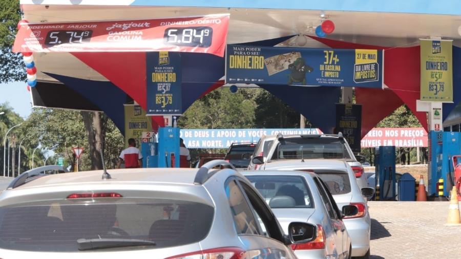 Fila de carros em posto de gasolina na Asa Norte, em Brasília, durante Dia Livre de Impostos - Paulo Negreiros/Sistema CNDL