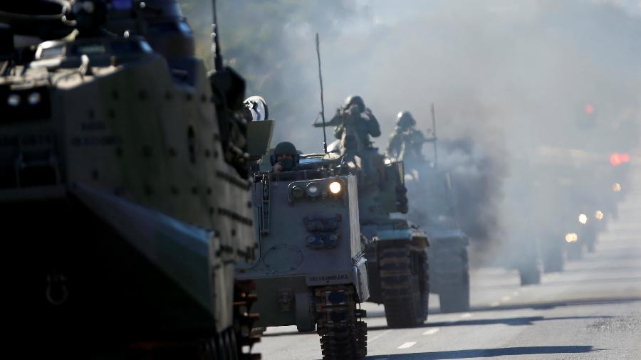 Tanques da Marinha durante desfile militar em Brasília: foram 10 minutos de vergonha e vexame diante do capitão presidente - Adriano Machado/Reuters