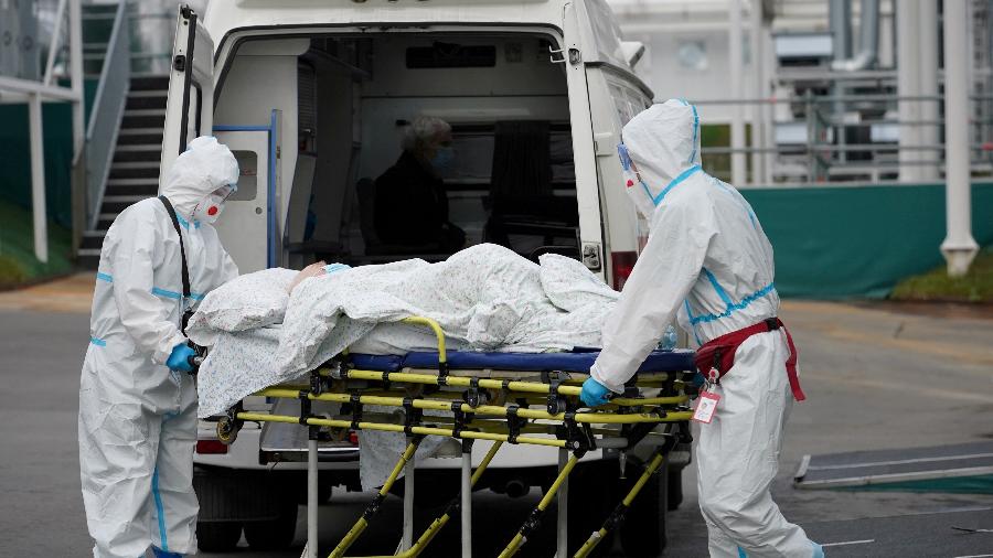 13.out.2021 - Profissionais de saúde transportam paciente em hospital voltado ao tratamento da covid-19 em Moscou  - Tatyana Makeyeva/Reuters
