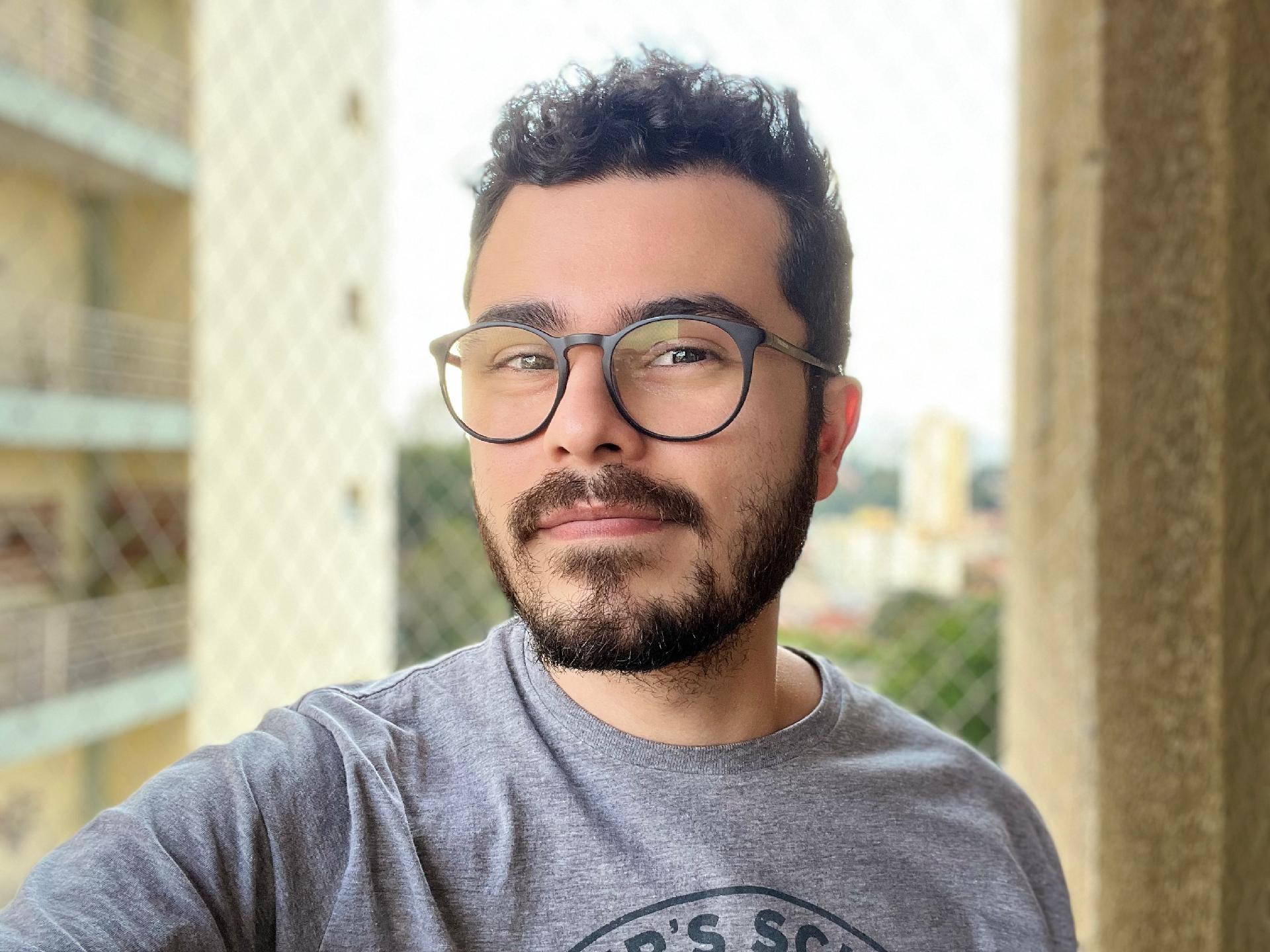Selfie com modo retrato do iPhone 13 - Lucas Carvalho/Tilt
