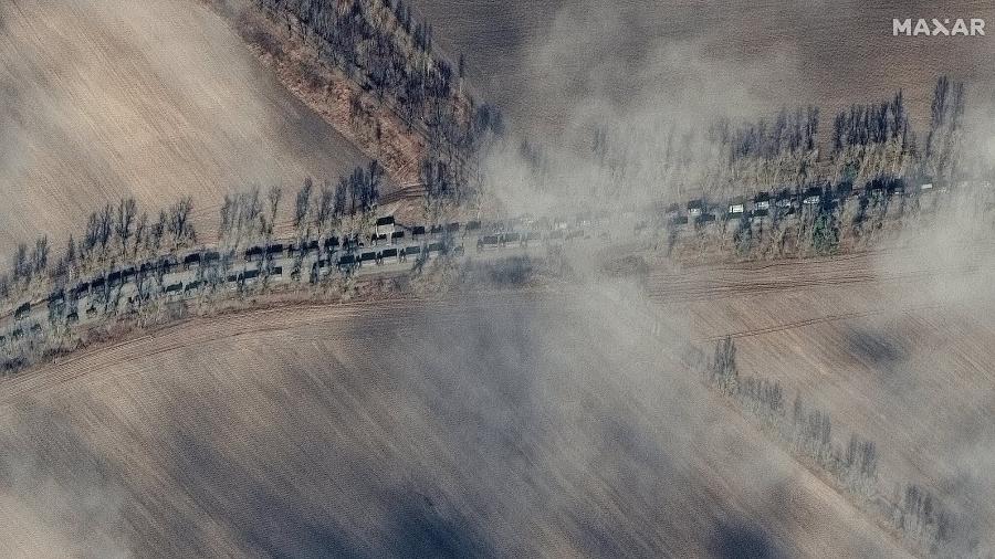 Comboio russo se estende por mais de cinco quilômetros em estrada próxima de Kiev, capital da Ucrânia - Maxar Technologies/Divulgação/Reuters