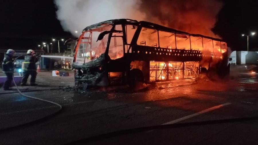 Incêndio causado após passageiro fumar em banheiro de ônibus destruiu veículo no CE - Corpo de Bombeiros do Ceará/Reprodução