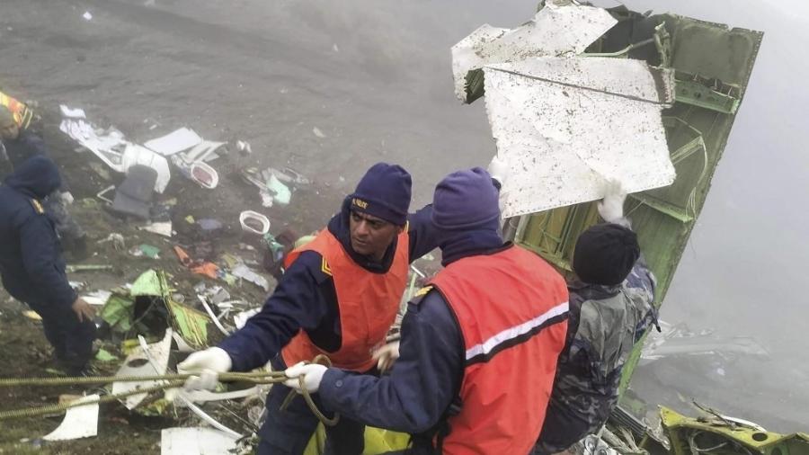 Equipe de resgate realiza uma operação no local do acidente de uma aeronave Twin Otter, operada pela transportadora nepalesa Tara Air - MAN BAHADUR BASYAL / NEPAL POLICE / AFP