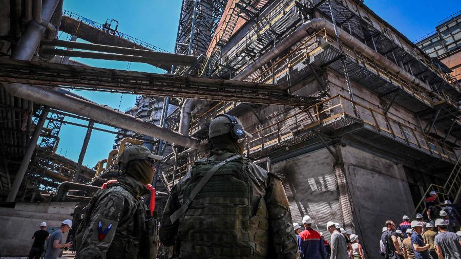 Militares russos patrulham siderúrgica em Alchevsk, cidade da Ucrânia - Yuri Kadobnov/AFP