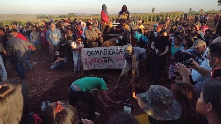 Enterro de Vitor Guarani Kaiowa, em Guapoy, Amambai (MS). Vitor foi assassinado em ação da PM após indígenas retomarem parte do território de Guapoy - Cimi/Povos Guarani Kaiowa