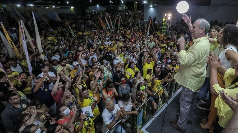 Ciro discursa durante ato no domingo, em apoio a Roberto Cláudio, em Fortaleza: irmãos ausentes - Reprodução/Twitter