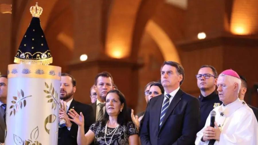 Bolsonaro em visita à Basília de Aparecida, em 2021, ao lado de dom Orlando Brandes - Divulgação/Presidência