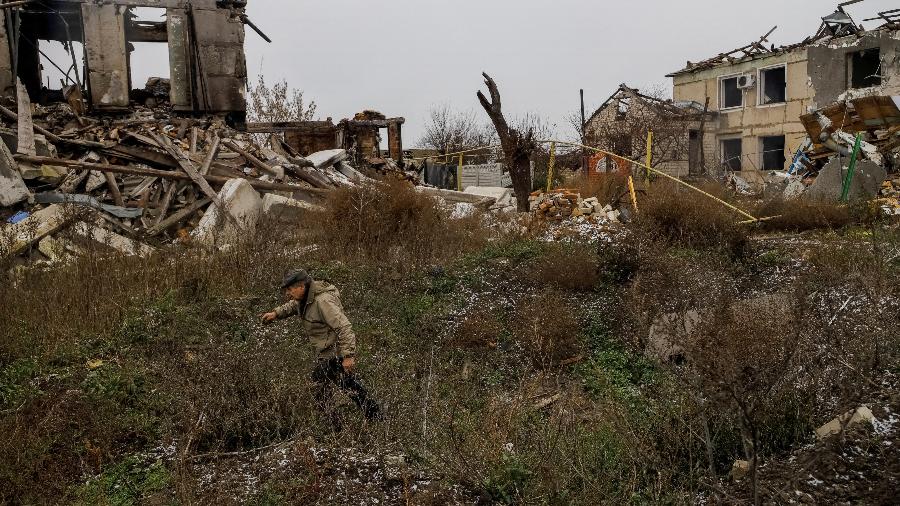 07.dez.22 - O fazendeiro local Vasyl Oliinyk, 64, inspeciona sua fazenda destruída, enquanto o ataque da Rússia à Ucrânia continua, no vilarejo de Posad-Pokrovske, região de Kherson, Ucrânia - STAFF/REUTERS