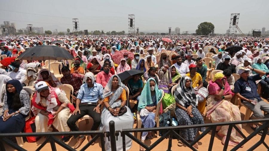 16.abr.2023 - Pessoas aguardam cerimônia do governo em Mumbai; 11 morreram em consequência de insolação - AFP