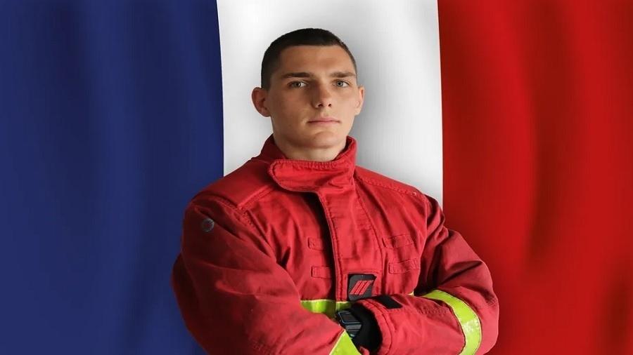 Bombeiro trabalhava para apagar as chamas de um incêndio nos arredores de Paris - Brigade de Bombeiros de Paris/Divulgação 
