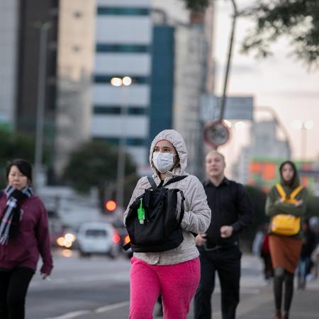 Foto de arquivo: pedestres se protegem do frio em viaduto da zona sul de São Paulo