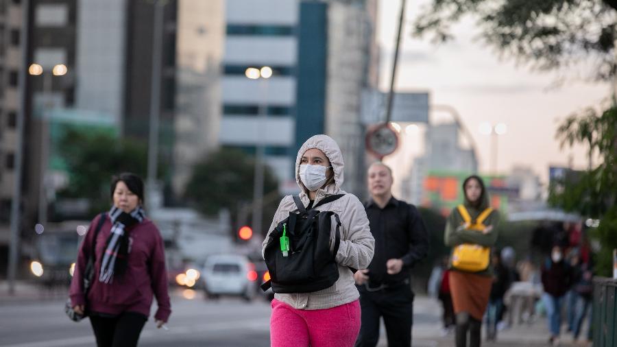 Pedestres se protegem do frio em viaduto da zona sul de São Paulo