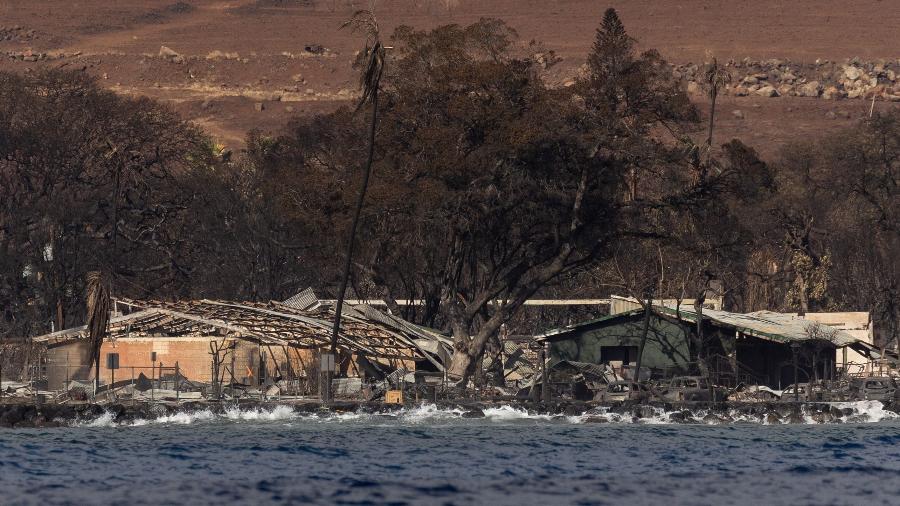 Prédios e casas destruídos são vistos de um barco após um incêndio florestal em Lahaina, oeste de Maui, no Havaí