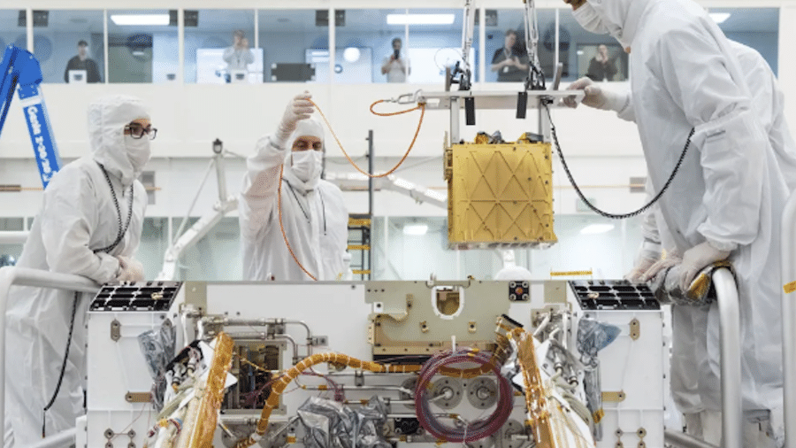 Engenheiros da Nasa instalaram o Moxie dentro do chassi do rover Perseverance em 2019.