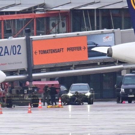 Forças especiais prenderam homem que invadiu aeroporto de Hamburgo, na Alemanha, com criança dentro de carro