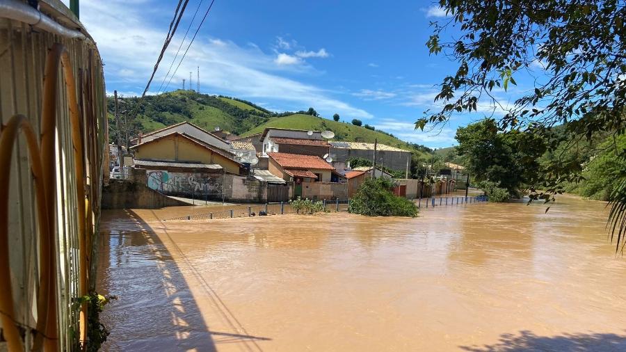 24.fev.2024 - Ruas de São Luiz do Paraitinga (SP) estão alagadas após rio da cidade ficar 5 metros acima do nível normal