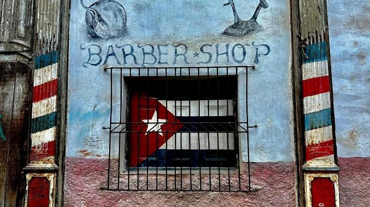 Bandeira cubana em janela em Havana