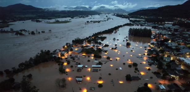 Vista aérea de locais alagados em Encantado (RS)