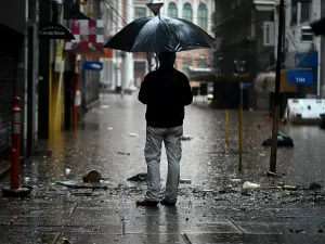 Com mais chuva prevista, moradores de Porto Alegre esperam por piora