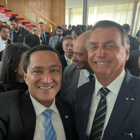 Deputado André Ferreira (PL-PE) e o ex-presidente Jair Bolsonaro (PL); apesar de bolsonarista, ele votou contra a orientação do PL e a favor do governo