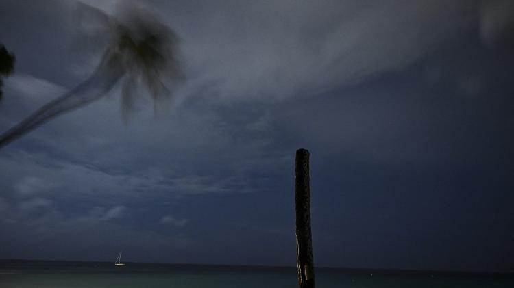 Céu fica escuro em Barbados, enquanto o furacão Beryl se aproxima de Bridgetown. Ele é considerado perigoso pelo Centro Nacional de Furacões nos EUA