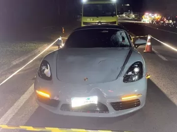 Motociclista morre em colisão com Porsche no RJ; dono do carro é procurado