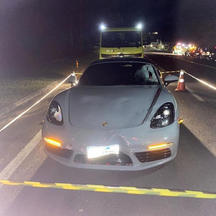 Vítima de 47 anos foi atingido pelo Porsche Boxster, avaliado em R$ 500 mil, no quilômetro 74 da rodovia BR-116, no município de Teresópolis (RJ)