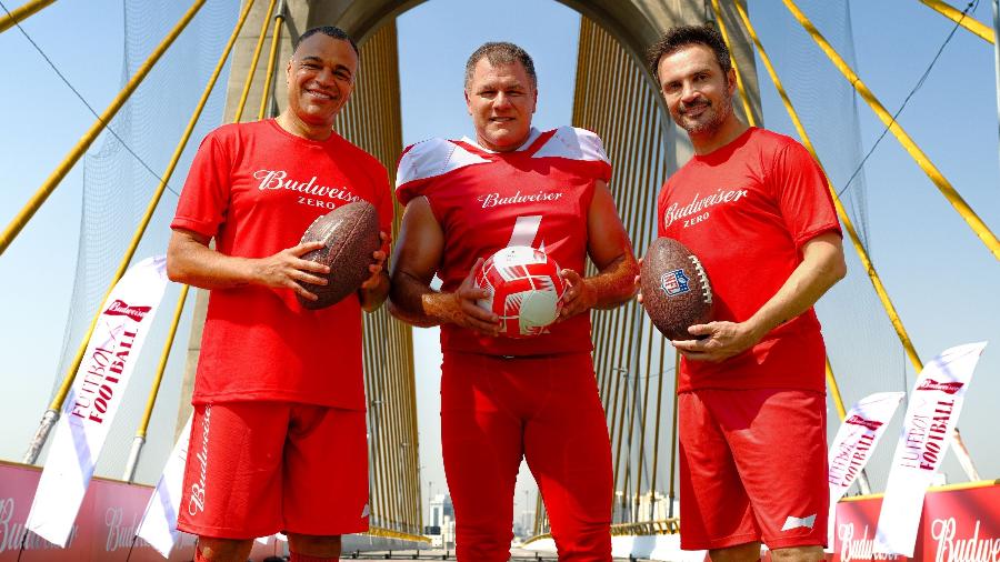 Adam Vinatieri, Denílson e Falcão em ação de marketing da Budweiser