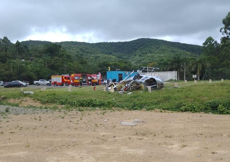 Corpo de Bombeiros de Santa Catarina presta atendimento a helicóptero que caiu em Penha. Havia risco de vazamento de combustível