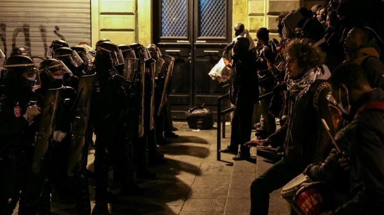18.mar.2025 - Manifestantes enfrentam policiais durante a desocupação do teatro Gaîté Lyrique, em Paris 18.mar.2025 - Manifestantes enfrentam policiais durante a desocupação do teatro Gaîté Lyrique, em Paris