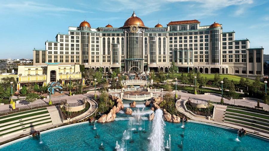 Hóspedes do Universal Helios Grand Hotel têm uma entrada exclusiva para o Universal Epic Universe. (Para entrar no parque, é necessário um ingresso válido) Hóspedes do Universal Helios Grand Hotel têm uma entrada exclusiva para o Universal Epic Universe. (Para entrar no parque, é necessário um ingresso válido)