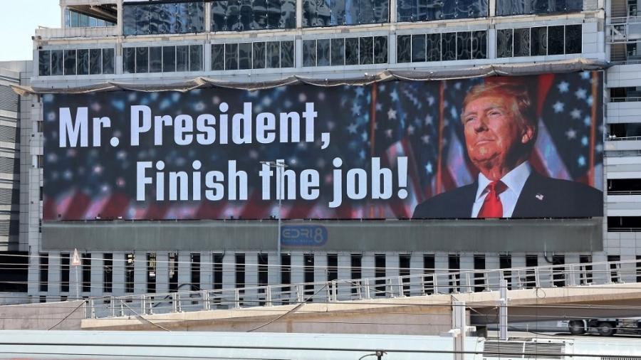 Mensagem a Donald Trump, com os dizeres "Sr. Presidente, termine o trabalho", é vista em Tel Aviv Mensagem a Donald Trump, com os dizeres "Sr. Presidente, termine o trabalho", é vista em Tel Aviv