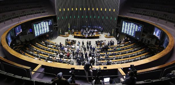 Câmara aprova projeto que exclui gastos com saúde e educação do arcabouço