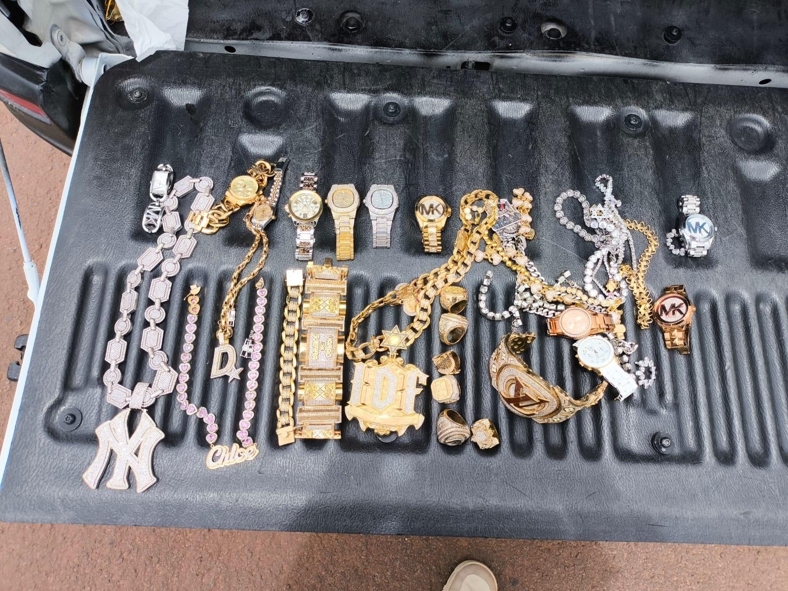 09.dez.2025 - Joias apreendidas pela PRF com parentes de Peixão; siglas fazem referência ao líder do TCP e ao Complexo de Israel - undefined