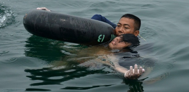 Mergulhador da Marinha da Indonésia resgata Fransiskus Subihardayan, sobrevivente da queda de um helicóptero, no lago Toba, na ilha de Sumatra - Marinha da Indonésia/AFP