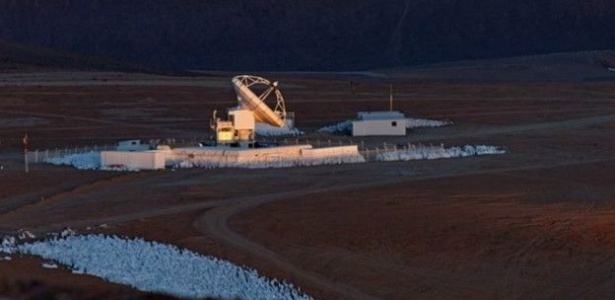 Telescópio Apex, que fica no Chile, a uma altitude de 5.100 m, que conseguiu ampliar em quase quatro vezes os "retratos" existentes da Via Láctea.- PARA BBC - ESO B Tafreshi - ESO B Tafreshi